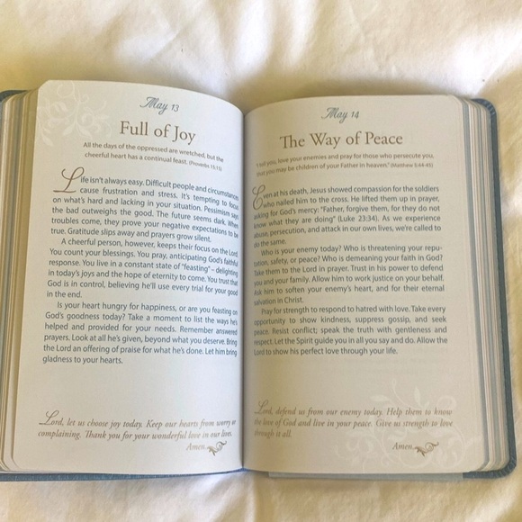 366 DEVOTIONS For Couples. MR. & MRS - Picture 13 of 14